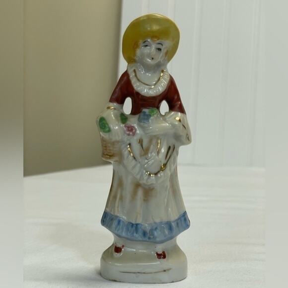 Vintage Ceramic Hand painted Colonial Woman mini figurine - Picture 10 of 11